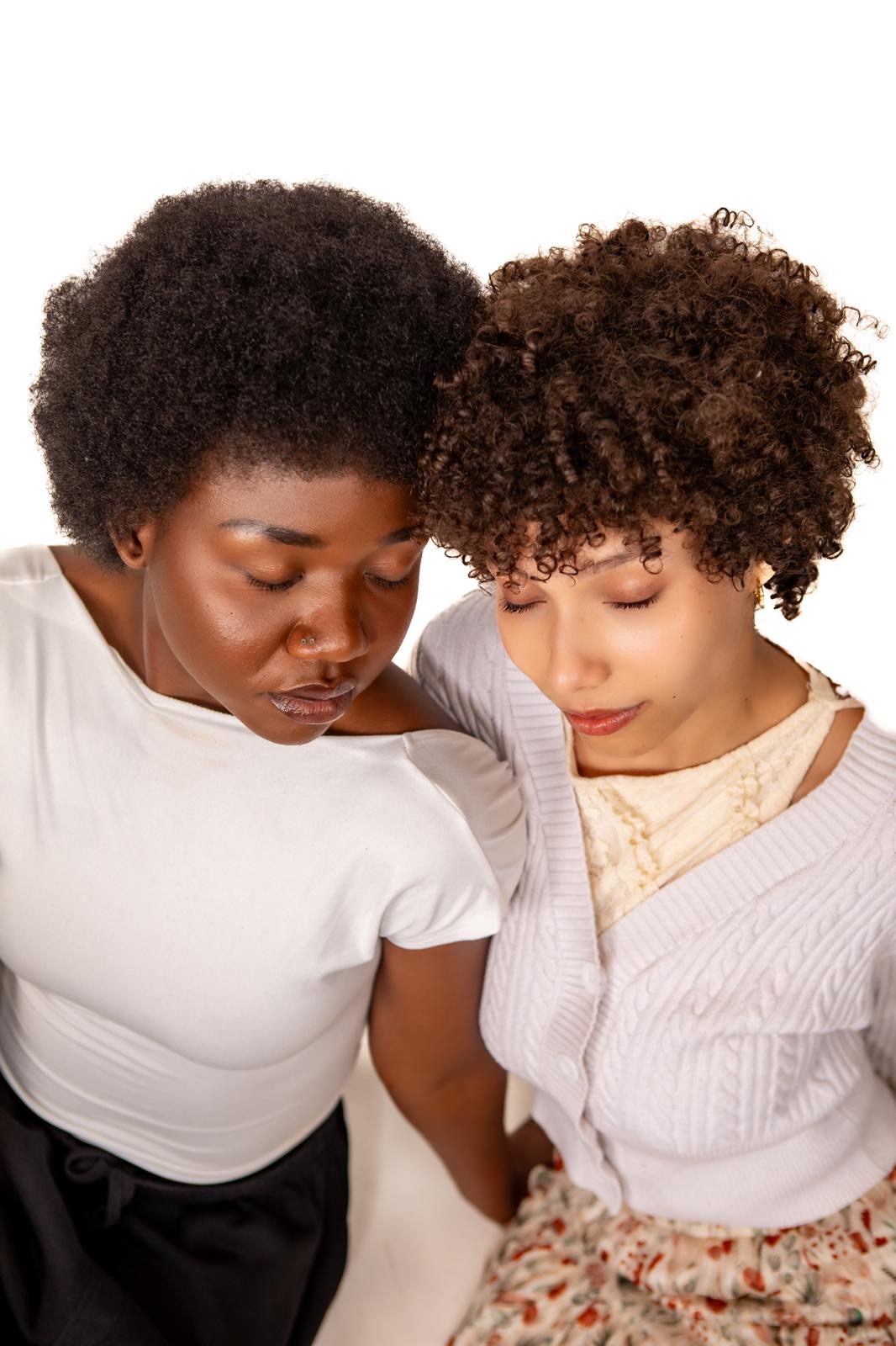 Femme aux cheveux crépus sublimés par Nabiju